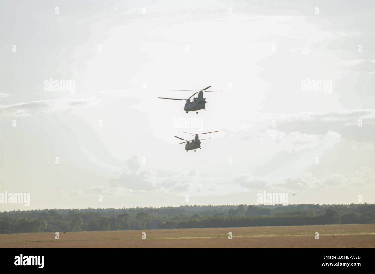 Un hélicoptère CH-47 Chinook prend son envol après la suppression des soldats d'une troupe, 1er Escadron, 91e Régiment de cavalerie au cours d'une mission pendant l'exercice d'assaut aérien Anakonda 16, Oszsyz, Pologne, 11 juin 2016. Anakonda 16 exercice est une commune dirigée par la Pologne exercice multinational qui rassemble 24 pays alliés et partenaires pour tester la capacité et la disponibilité des forces armées polonaises avec les alliés et partenaires. CH-47 en Pologne pendant l'agression de l'air 160611-A-XK954-003 Banque D'Images