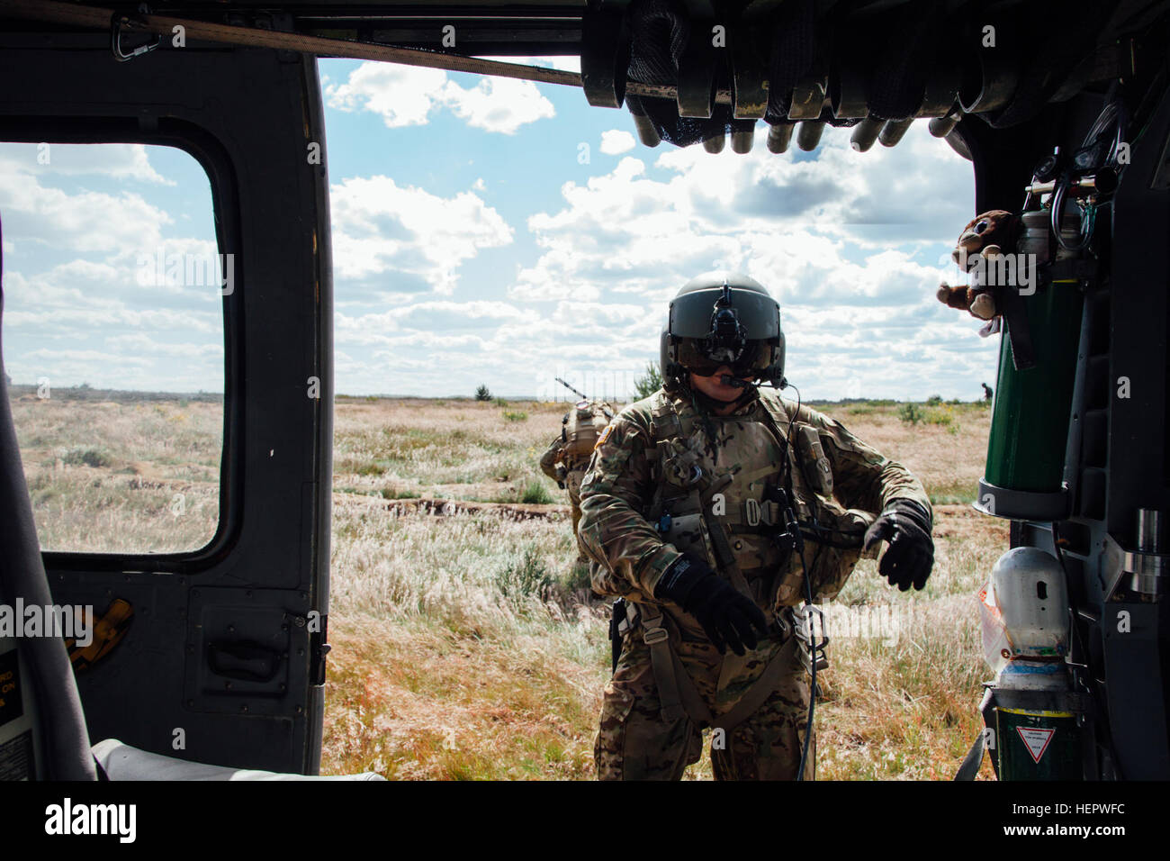 La CPS. Christopher Sedergren, un hélicoptère UH-60 Réparateur et Newawk indigènes Ark. attribuée à la société C., 2e Bataillon, 227e Régiment d'aviation, 1st Air Cavalry Brigade s'arrête un moment après avoir répondu à une évacuation médicale en ligne neuf pendant l'exercice 2016 (UN Anakonda16) à la base aérienne de Miroslawiec, Pologne, 11 juin 2016. Une16 une multinationale dirigée par la Pologne, l'événement de formation, allant du 7 au 17 juin, auprès d'environ 31 000 participants de plus de 20 nations et est un événement de formation de l'armée américaine pour l'Europe. La formation à l'exercice Mascal Live Anakonda 2016 160611-A-YT518-002 Banque D'Images