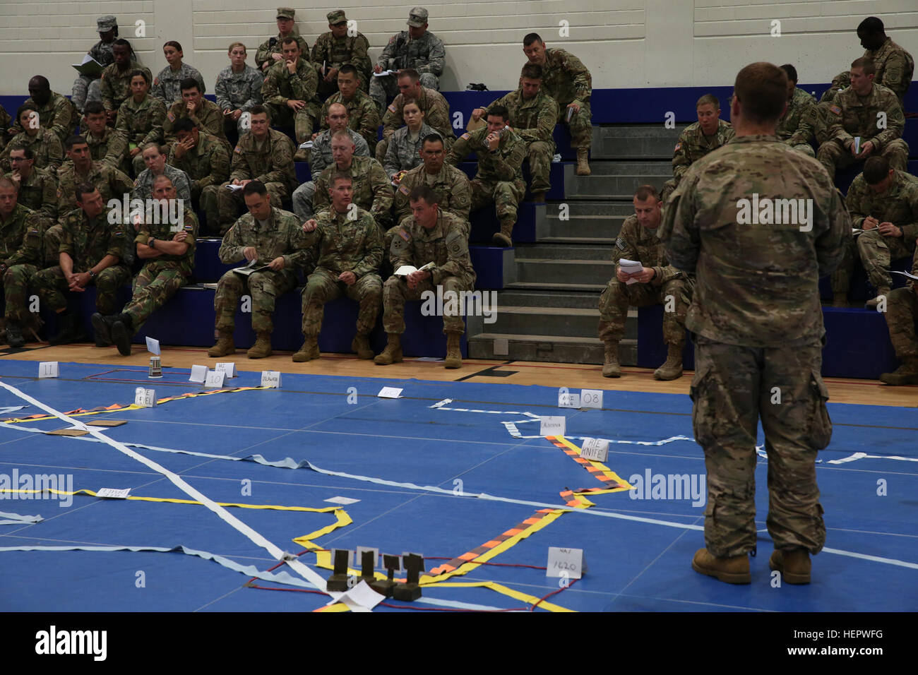 Des soldats américains de la 1ère Brigade Combat Team, 82e Division aéroportée et des soldats de l'entrée en vigueur de discuter les objectifs de la mission tout en menant un combat service support Réponse rapide 16 Répétition de l'entraînement à la zone d'entraînement Grafenwoehr, une partie de la formation interarmées multinationale Centre, à Grafenwoehr, Allemagne, Jun. 11, 2016. La réaction rapide de l'exercice est l'un des premiers événements de formation en intervention de crise militaire pour les forces aéroportées dans le monde. L'exercice est conçu pour améliorer l'état de préparation de la base de combat de la Force de réaction de l'américain Global - cu Banque D'Images