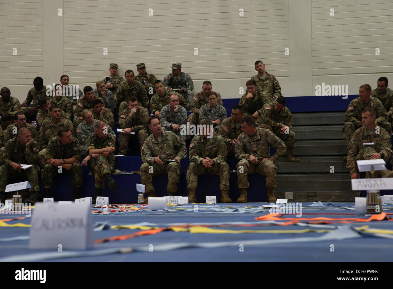 Des soldats américains de la 1ère Brigade Combat Team, 82e Division aéroportée et des soldats de l'entrée en vigueur de discuter les objectifs de la mission tout en menant un combat service support Réponse rapide 16 Répétition de l'entraînement à la zone d'entraînement Grafenwoehr, une partie de la formation interarmées multinationale Centre, à Grafenwoehr, Allemagne, Jun. 11, 2016. La réaction rapide de l'exercice est l'un des premiers événements de formation en intervention de crise militaire pour les forces aéroportées dans le monde. L'exercice est conçu pour améliorer l'état de préparation de la base de combat de la Force de réaction de l'américain Global - cu Banque D'Images