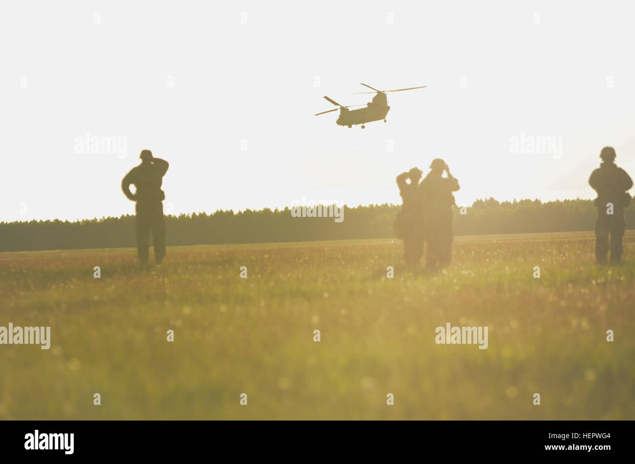 Un hélicoptère CH-47 Chinook prend son envol après la suppression des soldats d'une troupe, 1er Escadron, 91e Régiment de cavalerie au cours d'une mission pendant l'exercice d'assaut aérien Anakonda 16, Oszsyz, Pologne, Juin 11th, 2016. Anakonda 16 exercice est une commune dirigée par la Pologne exercice multinational qui rassemble 24 pays alliés et partenaires pour tester la capacité et la disponibilité des forces armées polonaises avec les alliés et partenaires. UH-47 pendant l'Air Assault Anakonda 16 160611-A-XK954-002 Banque D'Images