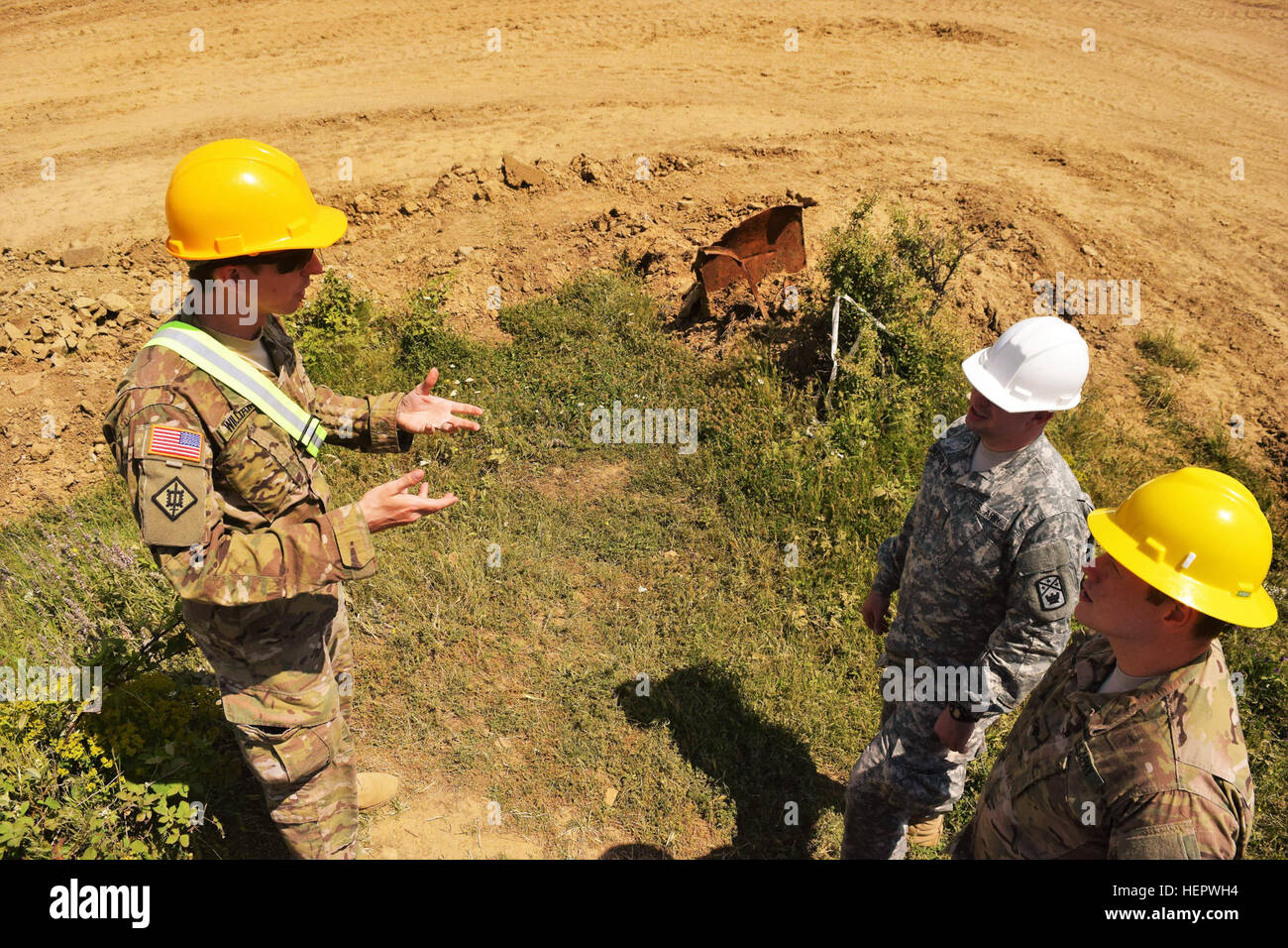 (De gauche) Le capitaine Joshua Williams, officier responsable de la 858e compagnie du génie horizontale, 223e bataillon du génie, 168e Brigade, ingénieur de la Garde nationale de l'Armée du Mississippi explique les plans de construction d'une zone d'attente des munitions pour le sous-lieutenant Abel Sutherland, de l'intelligence et l'agent des finances avec la 194e Brigade du génie, Texas Army National Guard et de l'ouate, spécialiste Jeffrey parajuriste avec la 194e Brigade du génie, New Jersey Army National Guard le 12 juin 2016 lors de l'opération Resolute Château à Novo Selo, la Bulgarie. Une fois terminé, les munitions holdi Banque D'Images