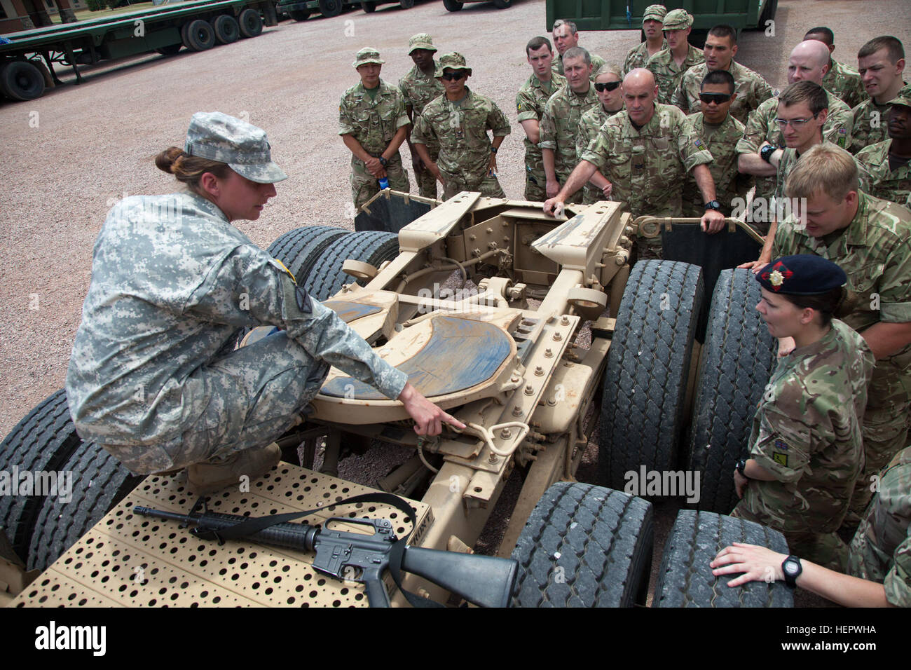 Le sergent de l'armée américaine. Le 1244th Keri Pfeifer avec Motor Transport Transport, du bataillon de la Garde nationale de l'Armée de l'Illinois, démontre l'entretien préventif et les services de contrôles de l'Armée américaine sur un M915A5 locomotives de camion tracteur avec des soldats britanniques de la 27e Régiment et la 154e Scottish Regiment, Royal Logistic Corps, Armée britannique, à l'appui de l'entraînement physique à Coyote d'or rapide Camp, S.D., 12 juin, 2016. Le Coyote d'or l'exercice est un trois-phase, axée sur des mises en exercice mené dans les Black Hills du Dakota du Sud et le Wyoming, qui permet de se concentrer sur les commandants indispensable mission t Banque D'Images