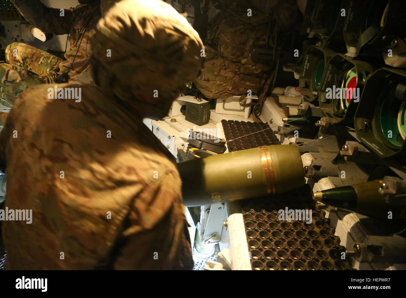 Un soldat américain affecté à la Batterie B, 1er Bataillon, 41e Régiment d'artillerie, 1st Armored Brigade Combat Team, 3e Division d'infanterie, recharge d'artillerie de 155 mm dans un Paladin M109A6 pendant le fonctionnement du système d'artillerie Anakonda dans la zone d'entraînement de Szczecin (DPTA) près de Olezno, Pologne, le 14 juin 2016. Anakonda 2016 est un exercice multinational dirigée par la Pologne, qui aura lieu en Pologne du 7 au 17 juin. Cet exercice implique plus de 31 000 participants de plus de 20 nations. (U.S. Vidéo de l'armée par le Sgt. Ashley En/libérés) Opération Anakonda 2016 160614-A-AP678-214 Banque D'Images