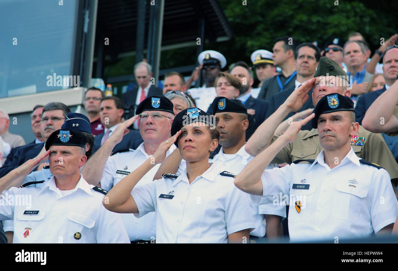 Sous-chef du personnel, G-2, armée des États-Unis, le Lieutenant-général Robert P. Ashley Jr., U.S. Army Surgeon General et commandant général de l'armée américaine, le général commande médicale Nadja Ouest, et Sergent-major de commandement de l'armée américaine Gerald Ecker, du U.S. Army Medical Commande, saluer les couleurs pendant l'hymne national au cours de la Ministère de la Défense 2016 Cérémonie d'ouverture des Jeux de guerrier, dans le Shea Stadium, à l'United States Military Academy, à West Point, New York, le 15 juin. (U.S. Photo de l'armée par la FPC. Ian Ryan/ libéré) DoD Jeux guerrier 2016160615-A-DA653-117 Banque D'Images