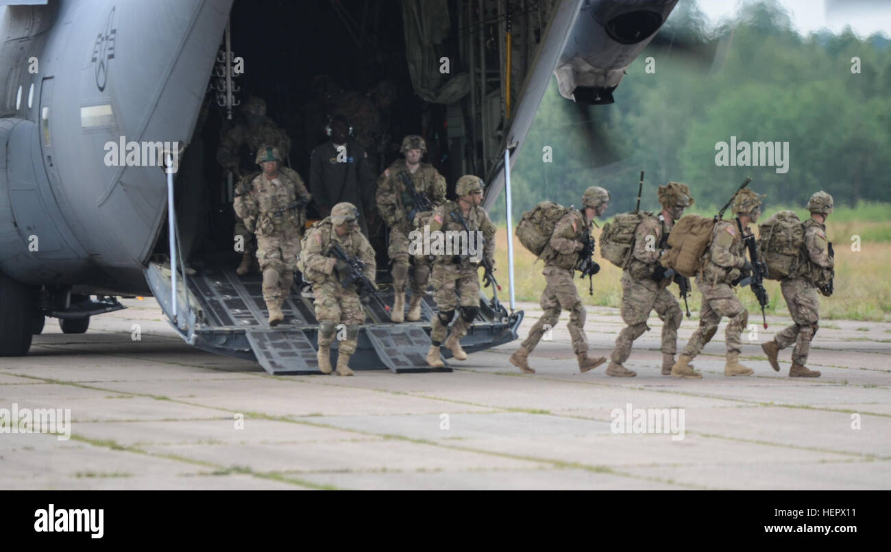 C-130J Super Hercules la charge des soldats de la 173e Brigade aéroportée pour une séquence d'Air-Land Sabre pendant 16 grève, le 15 juin 2016, Rukla, la Lituanie. Grève de sabre depuis longtemps de l'Europe de l'armée américaine a conduit à l'exercice de formation coopérative destinée à préparer les 13 nations participantes à l'appui d'opérations multinationales. L'exercice - qui se tiendra du 27 mai au 22 juin dans plusieurs endroits tout au long de l'Estonie, la Lettonie et la Lituanie - constitue un moyen efficace pour les unités de banc pour valider leur capacité d'assembler de forces de réaction rapide et de les déployer à court préavis en cas de besoin Banque D'Images
