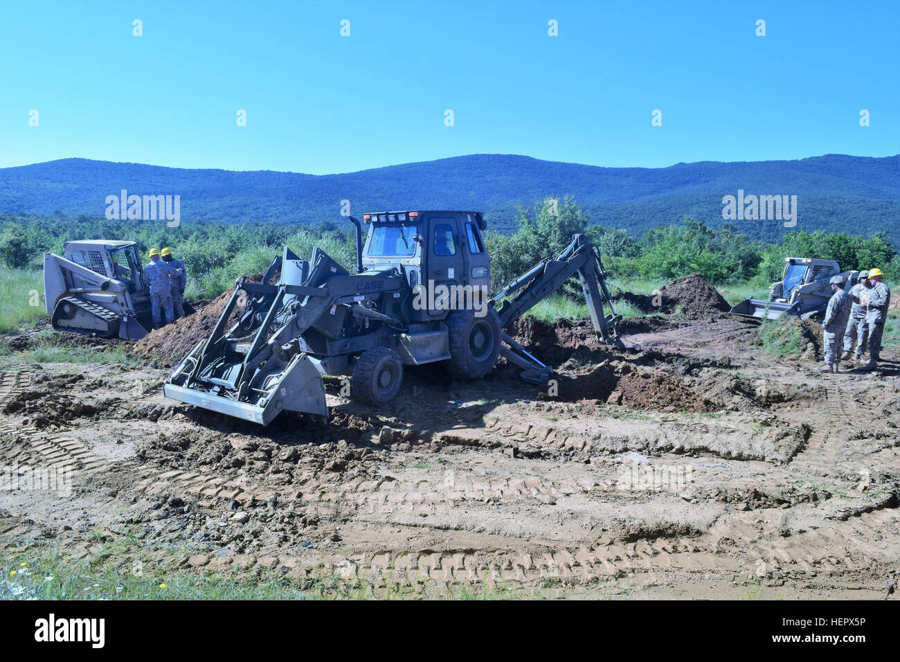 Les soldats de la 168e Brigade, ingénieur de l'Armée du Mississippi National Guard construire des positions de combat pour un réservoir gamme de formation à Novo Selo, la Bulgarie le 16 juin 2016 lors de l'opération Resolute Château. La 168e Brigade du génie sont arrivés après la 194e Brigade du génie, Texas Army National Guard a commencé la construction militaire à Novo Selo Zone d'entraînement. Pendant plusieurs semaines à l'été 2016, ces soldats ont étendu une zone d'attente, de munitions et d'un réservoir de tir. (U.S. Photo de l'Armée Le lieutenant 1er Matthieu Gilbert, 194e Brigade du génie, Texas Army National Guard) U.S. Ar Banque D'Images