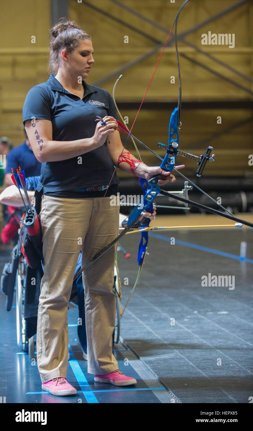 La CPS de l'armée américaine. Sydney Davis, de transition guerrier bataillon, Fort Belvoir, Virginie, participe à la compétition de tir à l'ARC au cours de la Ministère de la Défense 2016 Jeux de guerrier dans Gillis Field House, à l'United States Military Academy, à West Point, New York, juin 17. (U.S. Photo de l'armée par la CPS. Sarah Pond/DoD) Parution Jeux Warrior 2016 160617-A-SQ797-157 Banque D'Images