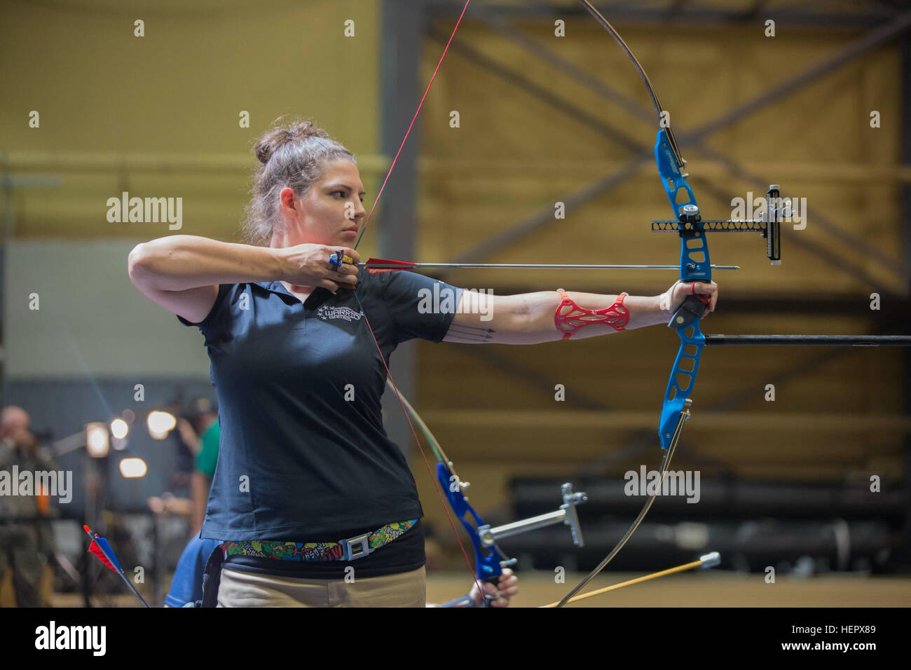 La CPS de l'armée américaine. Sydney Davis, de transition guerrier bataillon, Fort Belvoir, Virginie, participe à la compétition de tir à l'ARC au cours de la Ministère de la Défense 2016 Jeux de guerrier dans Gillis Field House, à l'United States Military Academy, à West Point, New York, juin 17. (U.S. Photo de l'armée par la CPS. Sarah Pond/DoD) Parution Jeux Warrior 2016 160617-A-SQ797-307 Banque D'Images