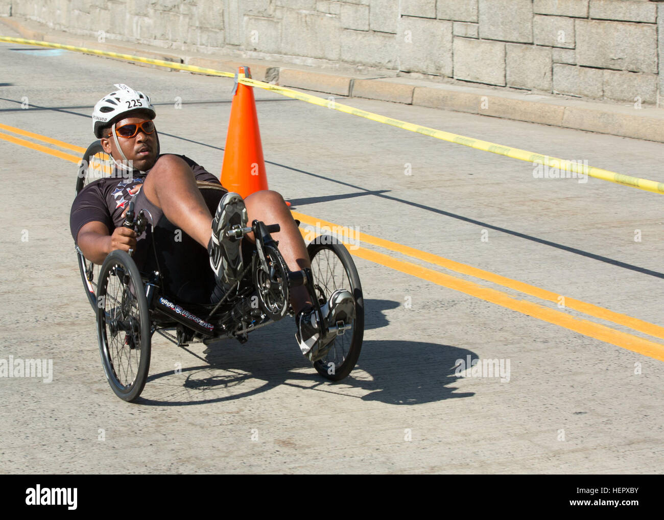 La CPS de l'armée américaine. David Snipes, attribué à Warrior, bataillon de transition militaire Walter Reed Medical Center, Bethesda, Maryland, participe à la compétition cycliste au cours de 2016 Ministère de la Défense, à la Jeux de guerrier United States Military Academy, à West Point, New York, le 18 juin. (U.S. Photo de l'armée par la FPC. Tianna S. Wilson/DoD) Parution Jeux Warrior 2016 160618-A-QK952-493 Banque D'Images