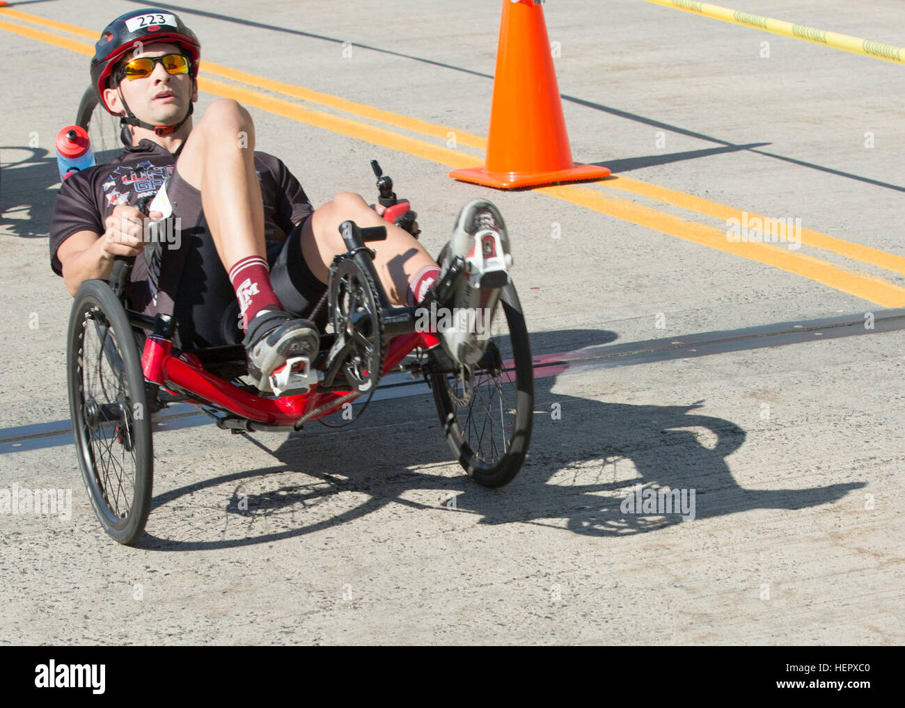 Le capitaine de l'armée américaine Justin Decker, affecté à l'unité de transition de guerrier, de Fort Hood, au Texas, en concurrence dans la compétition cycliste au cours de 2016 Ministère de la Défense, à la Jeux de guerrier United States Military Academy, à West Point, New York, le 18 juin. (U.S. Photo de l'armée par la FPC. Tianna S. Wilson/DoD) Parution Jeux Warrior 2016 160618-A-QK952-501 Banque D'Images