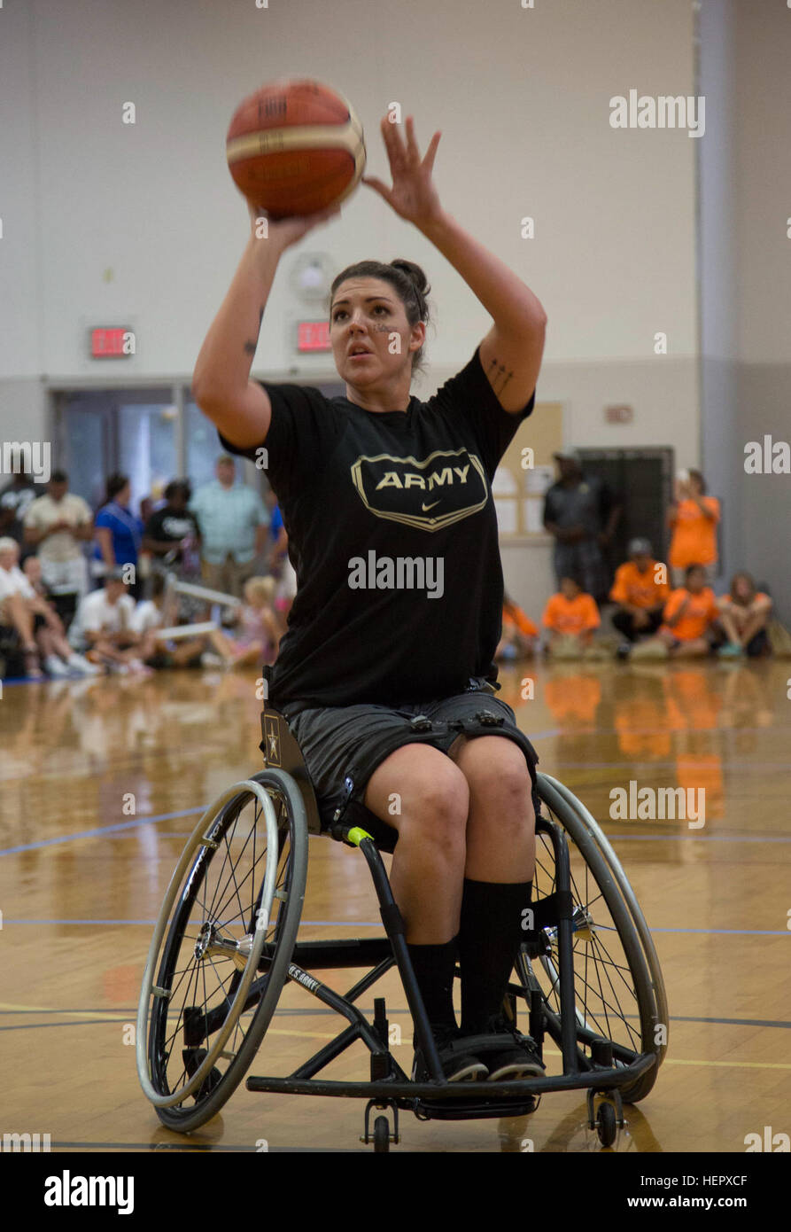 La CPS de l'armée américaine. Sydney Davis, du bataillon de Transition guerrier, Fort Belvoir, Virginie, participe à la compétition de basket-ball au cours de la Ministère de la Défense 2016 Warrior dans les jeux de sport, Arvin à l'United States Military Academy, à West Point, New York, le 18 juin. (U.S. Photo de l'armée par la CPS. Sarah Pond/DoD) Parution Jeux Warrior 2016 160618-A-SQ797-002 Banque D'Images