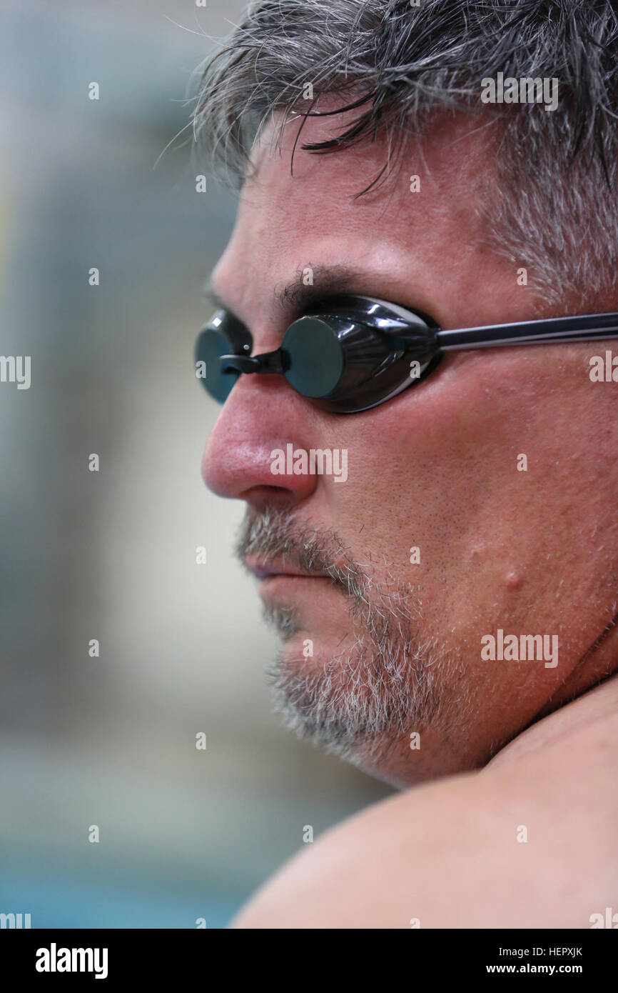 La 1ère Armée américaine, le Lieutenant Christopher Parcs, de transition guerrier bataillon, Fort Hood, au Texas, est en compétition dans un match au cours de la natation, 2016 Ministère de la Défense, jeux de guerrier à Arvin Sport, à l'Académie militaire, West Point, New York, le 20 juin. (U.S. Photo de l'armée par la CPS. Michel'le Stokes/DoD) Parution Jeux Warrior 2016 160620-A-JA037-172 Banque D'Images