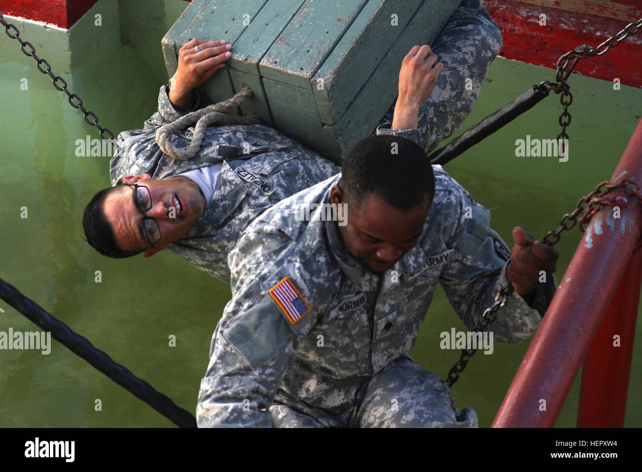 Le Sgt. Steven Gonzalez, un générateur de puissance affecté à la 1ère mécanicien de maintenance Support Company, Fort Riley, Kansas, utilise son corps comme un pont pour obtenir une boîte de munitions sur l'eau au cours de la compétition "Meilleur guerrier", le 23 juin 2016 au cours de la réaction des dirigeants, de Fort Hood, au Texas. Gonzalez, originaire de Nogales, Arizona, est l'un des dix soldats en compétition pour le titre de "meilleur guerrier". Le concours comprend une semaine de tests à la fois physiques et mentales. (Photo par le Sgt. Whitney Woods, 13e Détachement des affaires publiques) Fort Hood's Best Warrior 2016 Concours 160623-A-LM440-030 Banque D'Images