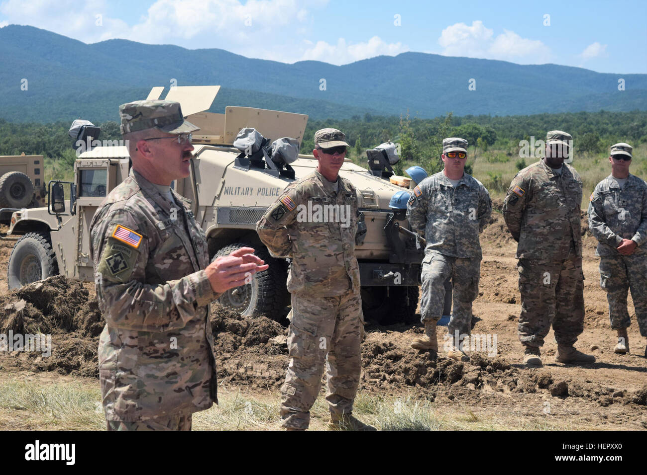 Le Sgt. Barry 1ère classe Cannon, 168e Brigade, ingénieur de la Garde nationale de l'Armée du Mississippi participe à une réunion à Novo Selo, Bulgarie, le 25 juin 2016 lors de l'opération Resolute Château. La Garde nationale de l'Armée du Mississippi a passé plusieurs semaines ici élargir un réservoir de tir et la construction d'une zone d'attente des munitions à l'appui des exercices de formation à grande échelle. (U.S. Photo de l'Armée Le lieutenant 1er Matthieu Gilbert, 194e Brigade du génie, Texas Army National Guard) une leçon dans la loyauté de Sgt. Barry 1ère classe Cannon 160625-A-CS119-018 Banque D'Images