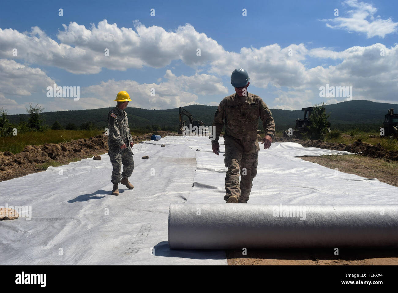 Le Sgt. Barry 1ère classe Cannon, 168e Brigade, ingénieur de l'Armée du Mississippi s'étend de la Garde nationale matériau géotextile dans le cadre de l'amélioration des routes sur un tir de réservoir à Novo Selo, Bulgarie, le 25 juin 2016 lors de l'opération Resolute Château. Ce matériel est conçu pour empêcher la migration et le mélange de matériaux et de permettre la libre circulation de l'eau afin d'augmenter la longévité de la construction. (U.S. Photo de l'Armée Le lieutenant 1er Matthieu Gilbert, 194e Brigade du génie, Texas Army National Guard) une leçon dans la loyauté de Sgt. Barry 1ère classe Cannon 160625-A-CS119-021 Banque D'Images