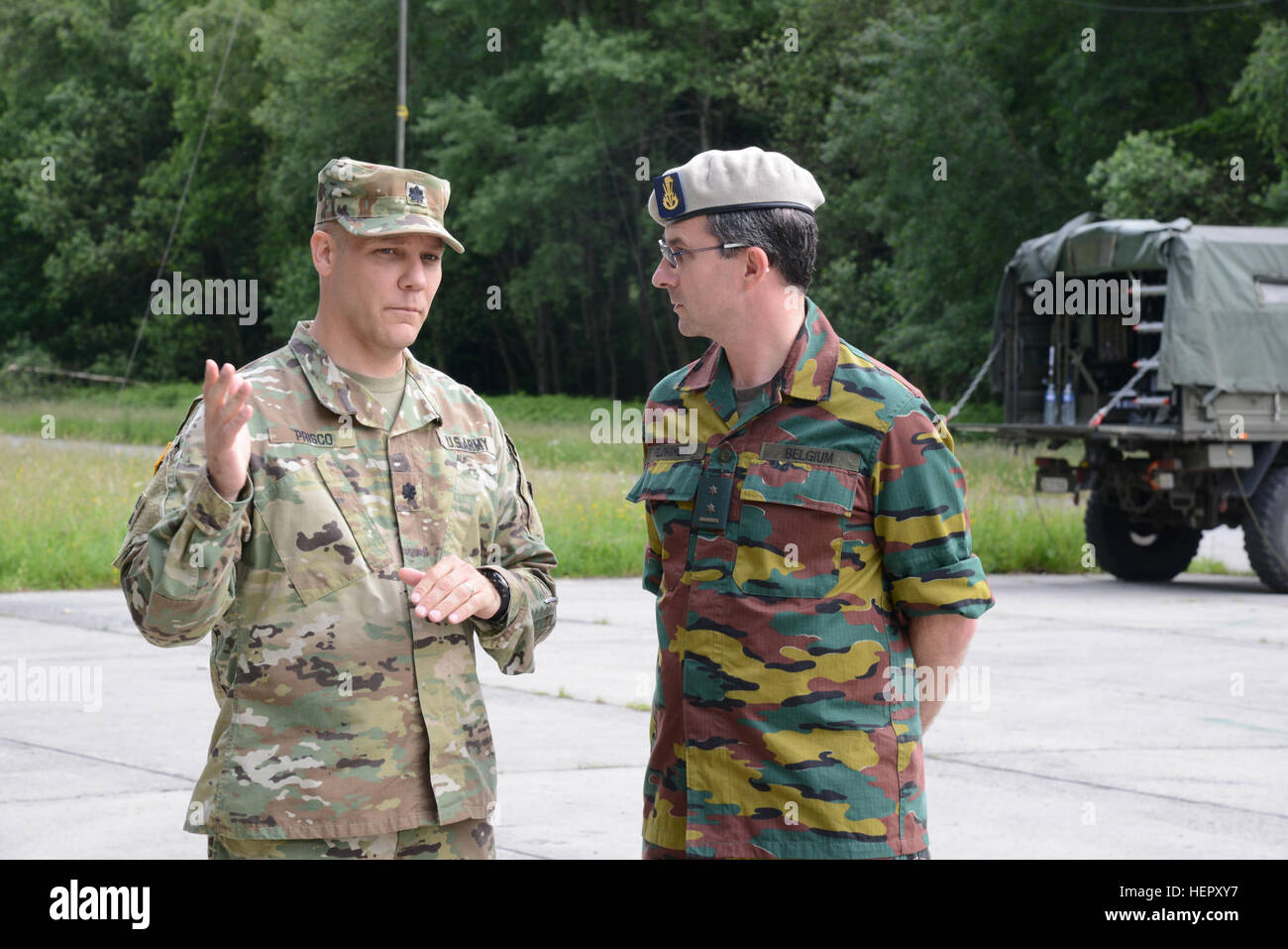 L'Armée américaine, le Lieutenant-colonel Nicholas E. Prisco, Commandant, 39e Bataillon du Signal et armée belge, le Lieutenant-colonel Michel P. Flohimont, Commandant, 6e Groupe (systèmes de communication et d'information) CIS discuter au sujet de l'Opération Éclair GENESIX combinés de l'exercice. Saint Hubert Belgique, 28 juin 2016. Le 39e Bataillon du signal basée à Chièvres Belgique a développé un partenariat durable avec l'armée belge 6e Groupe CIS en menant des exercices combinés de la formation et de la communication. Les deux unités travaillent ensemble et d'explorer les défis techniques entourant l'interopérabilité avec l'espoir d'Integ Banque D'Images