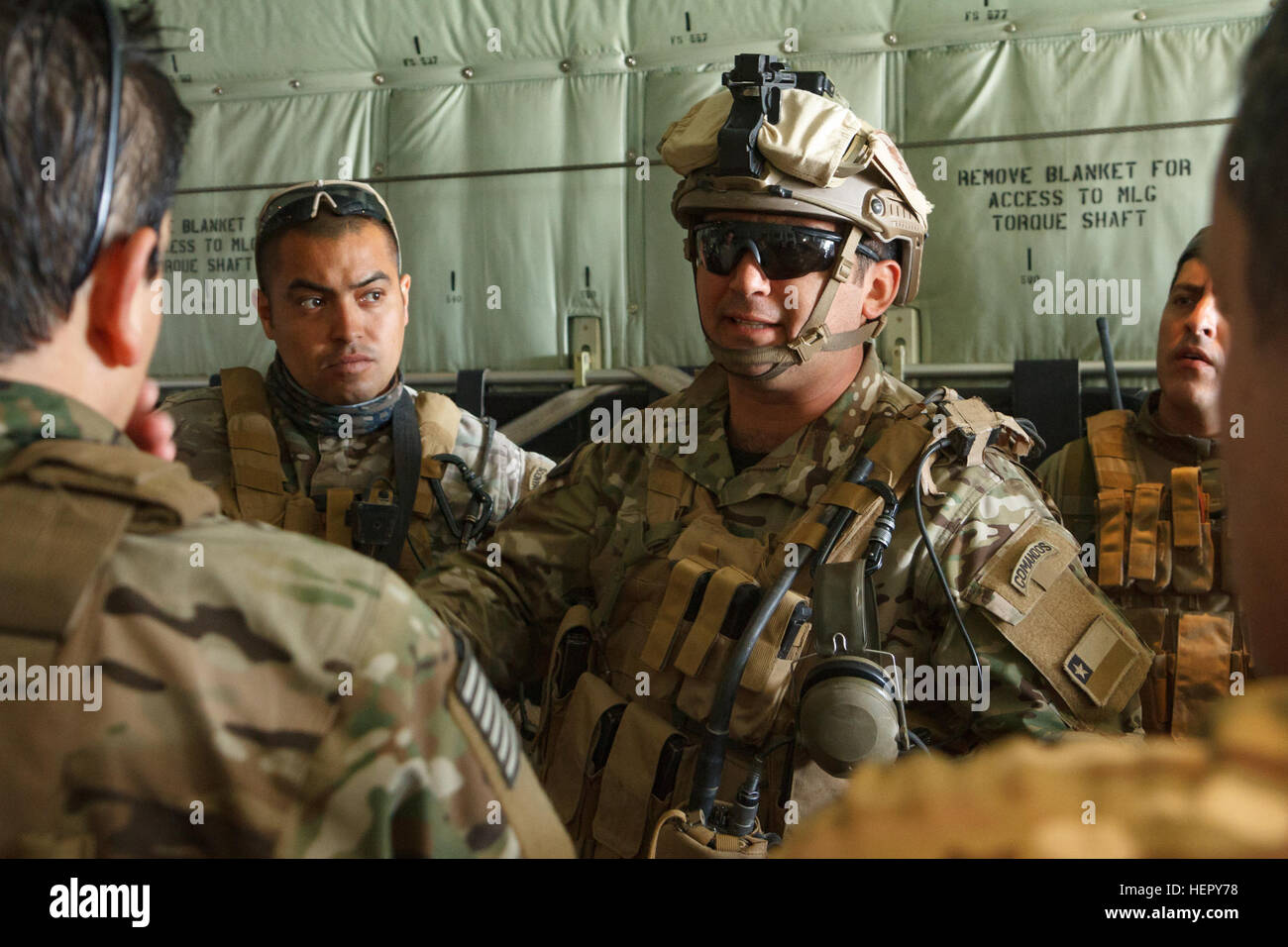 Un commando de l'armée de l'air chilienne examine les procédures d'atterrissage avec un U.S. Special Operations Forces aérienne du commandement des opérations spéciales affectées à l le 25 juillet 2016 à Santiago, Chili. Aux États-Unis plus de 100 militaires de la Force aérienne, l'armée et les Marines ont participé à l'exercice du Chili pour améliorer l'interopérabilité et l'échange de meilleures pratiques avec leurs homologues chiliens. (U.S. Photo de l'armée par le sergent. Osvaldo Equite/relâché), Chili partenaire SOF pendant l'exercice Southern Star 160725-A-S443-009 Banque D'Images