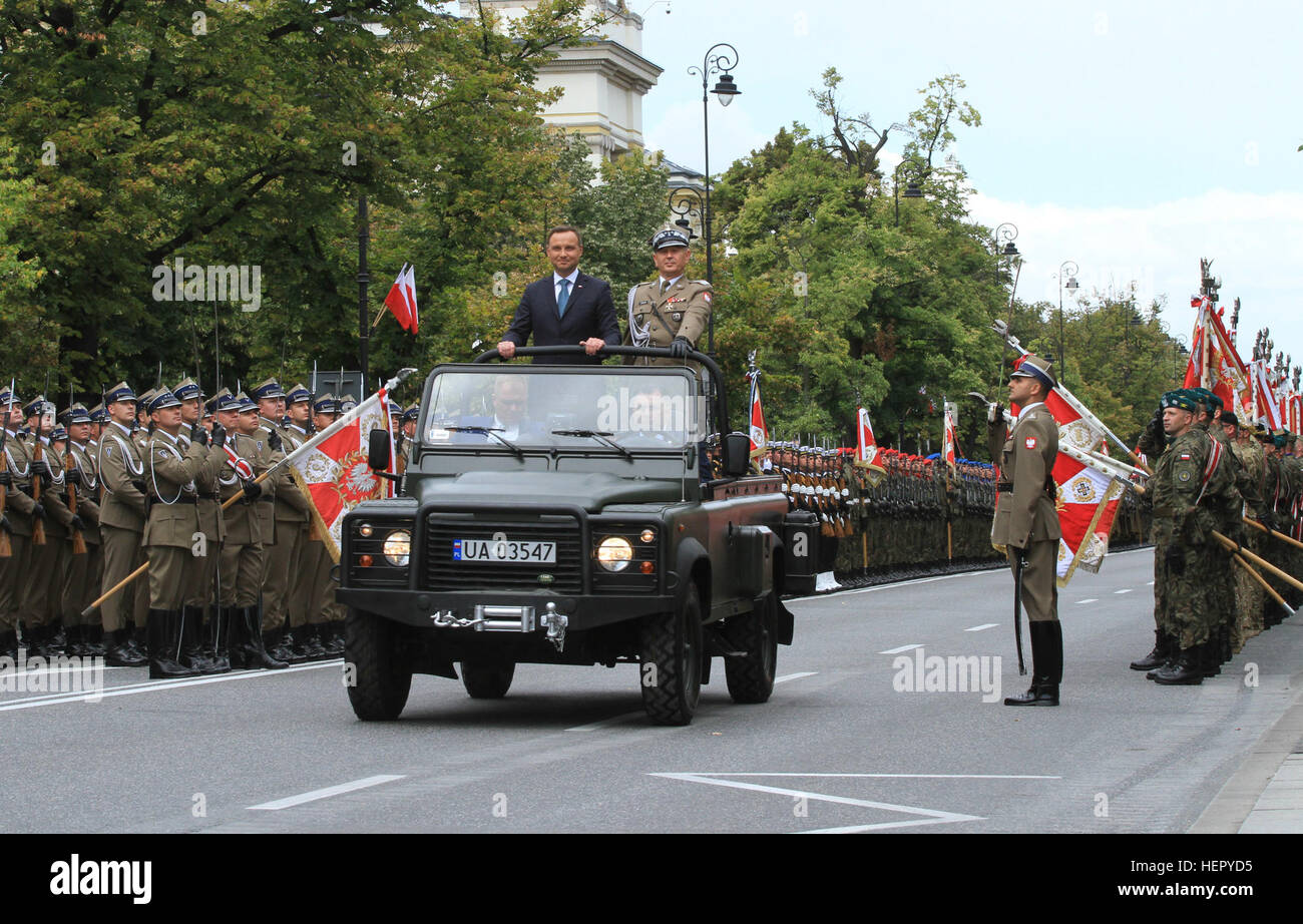 Varsovie, Pologne - Le Président de la Pologne, commandant en chef des Forces armées polonaises, Andrzej Duda et chef d'état-major général Mieczyslaw Gocul arrivent au défilé de la Journée des Forces armées à Varsovie, Pologne, 15 août 2016. Le défilé, qui a lieu chaque année dans la capitale, inclus plus d'un millier de soldats polonais et des soldats de plusieurs pays alliés. L'ENTREPRISE D "Dark Knights de 3e Bataillon interarmes, 69e régiment de blindés, 3e Division d'infanterie, basée à Ft. Stewart, Ga., ont défilé à la parade et M1A2 Abrams tanks et M2A2 Bradley des véhicules de combat aux côtés des forces polonaises. La Force armée Banque D'Images