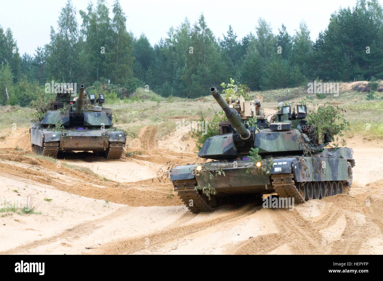 Les soldats de l'Armée américaine affecté à la 3e Bataillon, 69e régiment de blindés, 1er Armor Brigade Combat Team, 3e Division d'infanterie, se préparer au feu la Rheinmetall M256 120mm canon à âme lisse d'un M1A2 Abrams tank à la gamme pour un exercice de tir réel en Adazi, la Lettonie le 22 août 2016. Les soldats du 3e Bataillon, 69e bras. Rgmt. sont la formation avec leurs alliés baltes à l'appui de l'opération Atlantic résoudre, un effort dirigé par les États-Unis d'être menées en Europe de l'est pour démontrer l'engagement des États-Unis à la sécurité collective de l'OTAN et son dévouement à la paix durable et la stabilité dans la région. Lat Banque D'Images