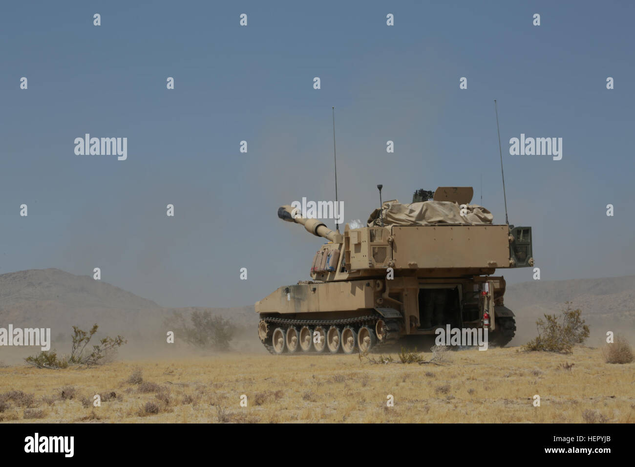 Les soldats de l'Armée américaine à partir de la 3e Bataillon, 29e Régiment d'artillerie, les incendies cartouches tout en essayant de calibrer leur artillerie pendant une action décisive 16-09 Rotation au Centre National d'entraînement, Fort Irwin, en Californie, 25 août 2016. Les rotations des mesures décisives créer un environnement d'entraînement réaliste qui permet de tester les capacités des équipes de combat de brigade de les préparer à affronter le même équipement des forces opposées. (U.S. Photo de l'armée par la FPC. Dedrick Johnson, Operations Group, Centre National de Formation d'étalonnage) 160825-A-OQ942-001 Banque D'Images