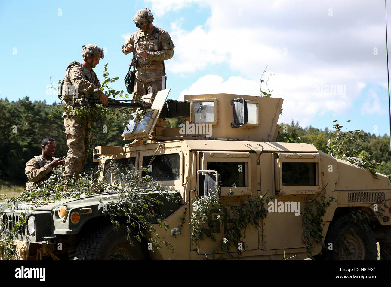 Les soldats du 1er Bataillon, 41e Régiment d'artillerie, 1re Brigade blindée Humvee un camouflage tout en menant une mission de ravitaillement tactique au cours de l'exercice Combined Résoudre VII à l'armée américaine dans le centre de préparation interarmées multinationale Hohenfels Allemagne, le 6 septembre 2016. Résoudre combiné VII est un 7e armée le commandement de l'instruction, de l'armée américaine l'Europe-dirigé, l'exercice en cours à l'Grafenwoehr Hohenfels et zones d'entraînement, le 8 août au 15 septembre 2016. L'exercice est conçu pour former les forces de l'armée affectés à l'échelle régionale pour les États-Unis en Europe. Résoudre combiné VII comprend plus de 3, Banque D'Images