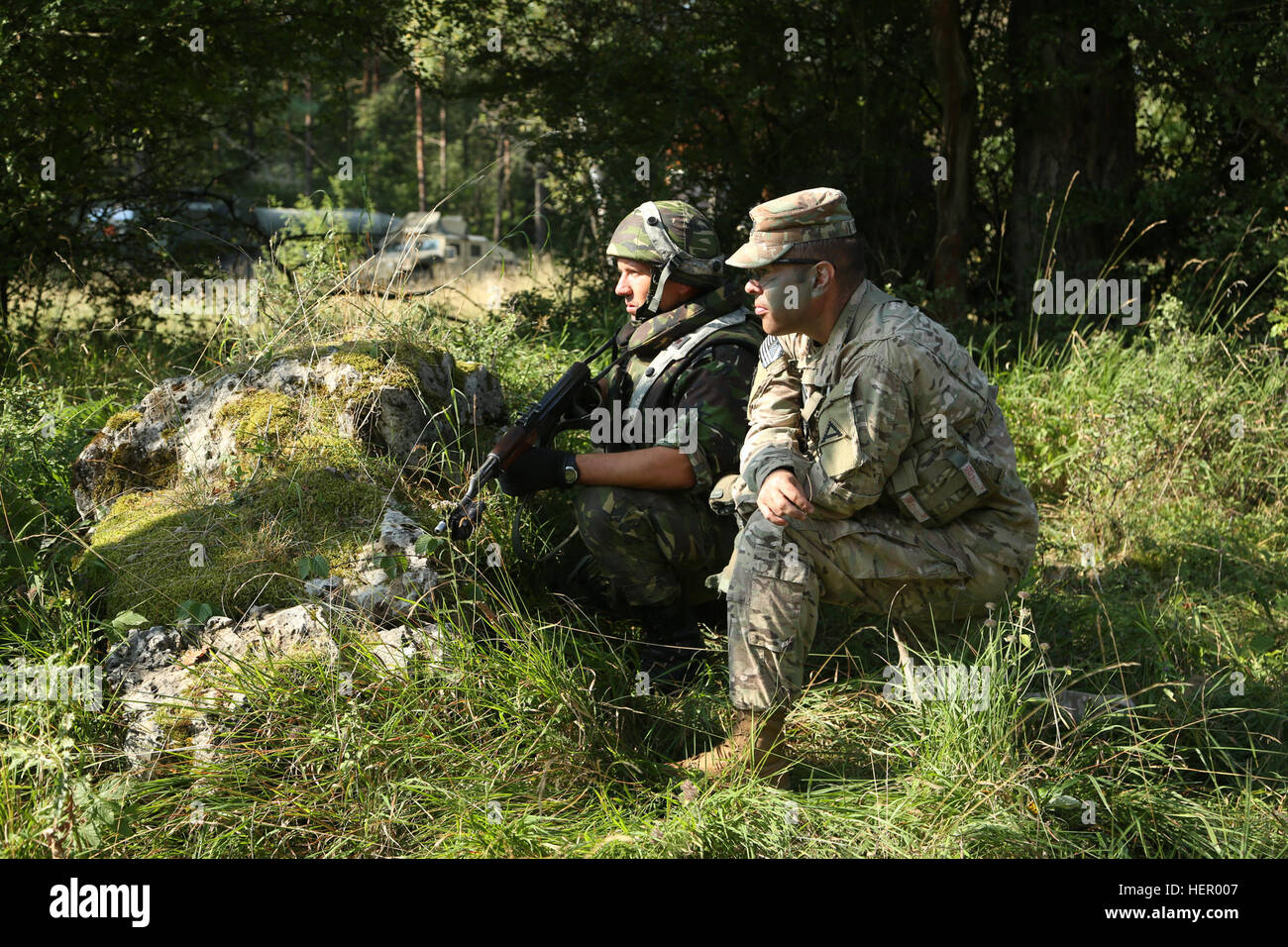 L'ARMÉE AMÉRICAINE Cpt. Cristian Radulescu, droite, du Centre de préparation interarmées multinationale (JMRC) Warhog coacher l'équipe de formateurs d'observateur et d'un soldat du 33e Bataillon de montagne Posada observe les soldats du feu du secteur avant d'effectuer une répétition générale de planification au cours de l'exercice Combined Résoudre VII à l'armée américaine en JMRC Hohenfels Allemagne, le 8 septembre 2016. Résoudre combiné VII est un 7e armée le commandement de l'instruction, de l'armée américaine l'Europe-dirigé, l'exercice en cours à l'Grafenwoehr Hohenfels et zones d'entraînement, le 8 août au 15 septembre 2016. L'exercice est conçu pour former l'Armée de terre à l'échelle régionale Banque D'Images