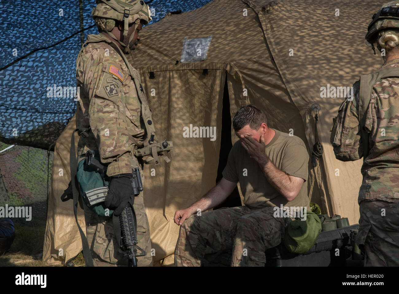 Les soldats américains du 10e bataillon du génie de la Brigade, 1e Brigade blindée se préparent à entrer dans un traitement médical tente à la suite d'une évacuation médicale scénario durant l'exercice Combined Résoudre VII à l'armée américaine dans le centre de préparation interarmées multinationale Hohenfels Allemagne, Septembre 09, 2016. Résoudre combiné VII est un 7e armée le commandement de l'instruction, de l'armée américaine l'Europe-dirigé, l'exercice en cours à l'Grafenwoehr Hohenfels et zones d'entraînement, le 8 août au 15 septembre 2016. L'exercice est conçu pour former les forces de l'armée affectés à l'échelle régionale pour les États-Unis en Europe. Résoudre combiné VII comporte plus d'e Banque D'Images