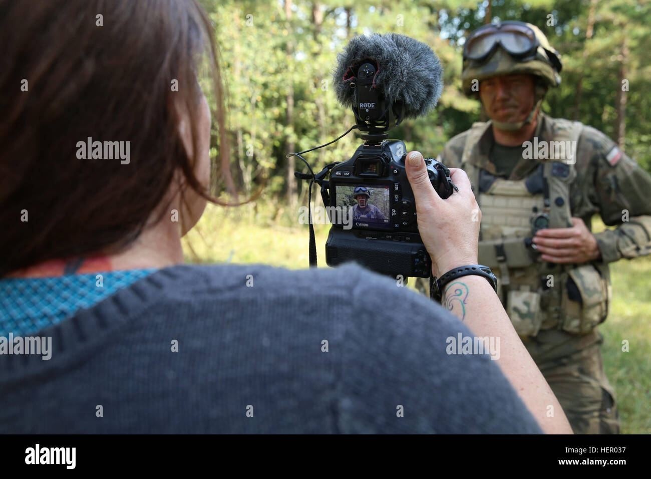 Un soldat polonais, à droite, de la 17e Brigade mécanisée de la Grande Pologne est interviewé par un rôle civil lecteur pendant l'exercice combiné résoudre VII à l'armée américaine dans le centre de préparation interarmées multinationale Hohenfels Allemagne, 10 septembre 2016. Résoudre combiné VII est un 7e armée le commandement de l'instruction, de l'armée américaine l'Europe-dirigé, l'exercice en cours à l'Grafenwoehr Hohenfels et zones d'entraînement, le 8 août au 15 septembre 2016. L'exercice est conçu pour former les forces de l'armée affectés à l'échelle régionale pour les États-Unis en Europe. Résoudre combiné VII comprend plus de 3 500 participants de 16 pays de l'OTAN et Europea Banque D'Images