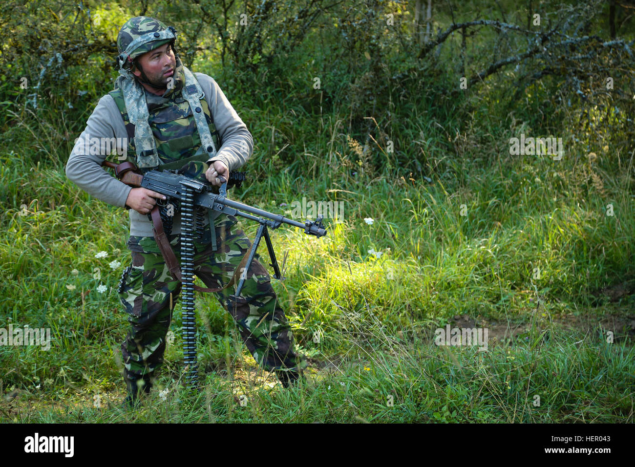 Un soldat roumain du 33e Bataillon de montagne Posada mans une semi-auto Pulemyot Kalashnikova lors d'une attaque simulée au cours de l'exercice Combined Résoudre VII à l'armée américaine dans le centre de préparation interarmées multinationale Hohenfels Allemagne, le 11 septembre 2016. Résoudre combiné VII est un 7e armée le commandement de l'instruction, de l'armée américaine l'Europe-dirigé, l'exercice en cours à l'Grafenwoehr Hohenfels et zones d'entraînement, le 8 août au 15 septembre 2016. L'exercice est conçu pour former les forces de l'armée affectés à l'échelle régionale pour les États-Unis en Europe. Résoudre combiné VII comprend plus de 3 500 participant Banque D'Images