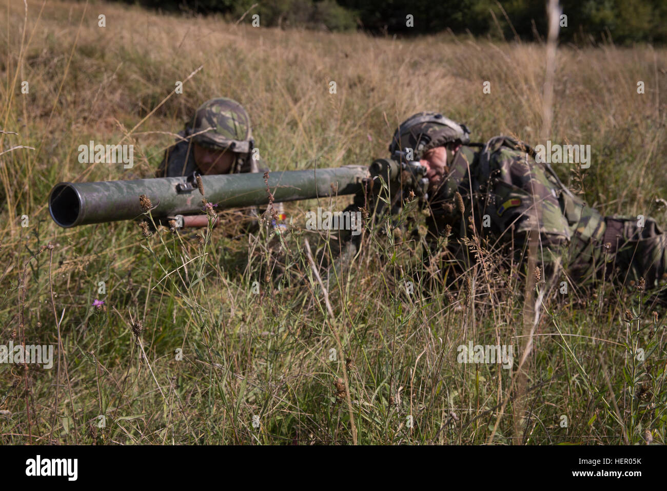 Un soldat roumain du 33e Bataillon de montagne Posada un SPG-9 Kopye simulé en supprimant l'ennemi au cours de l'exercice Combined Résoudre VII à l'armée américaine dans le centre de préparation interarmées multinationale Hohenfels Allemagne, le 12 septembre 2016. Résoudre combiné VII est un 7e armée le commandement de l'instruction, de l'armée américaine l'Europe-dirigé, l'exercice en cours à l'Grafenwoehr Hohenfels et zones d'entraînement, le 8 août au 15 septembre 2016. L'exercice est conçu pour former les forces de l'armée affectés à l'échelle régionale pour les États-Unis en Europe. Résoudre combiné VII comprend plus de 3 500 participants de 16 N Banque D'Images