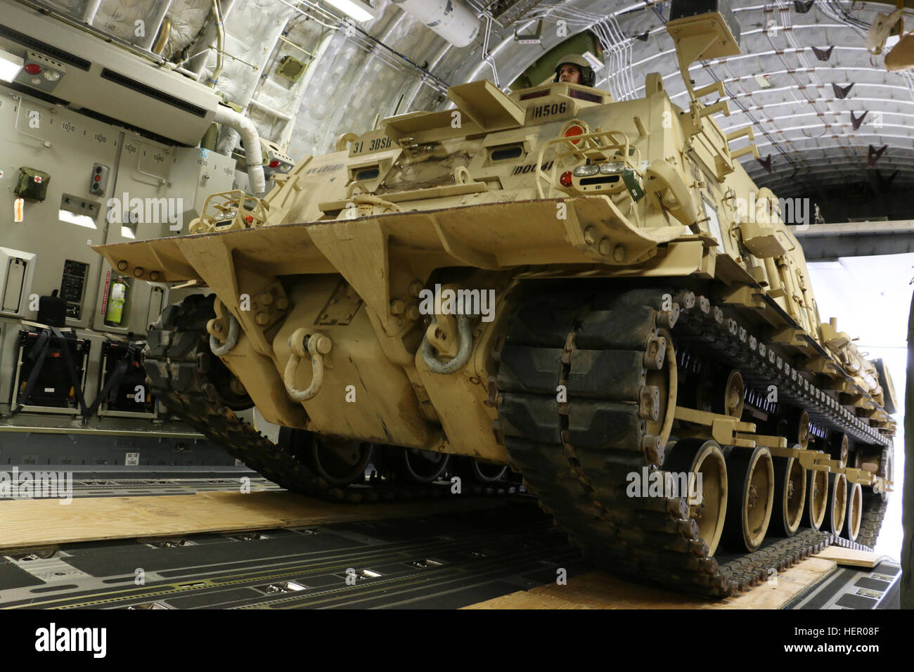 Le soldat de l'armée américaine conduit un véhicule de dépannage M88A2 à bord d'un avion C-17 lors d'une répétition de préparation à l'aérodrome de Hunter Army, en Géorgie, soutenant la préparation de la Force d'intervention mondiale en vue d'un déploiement opérationnel. Banque D'Images