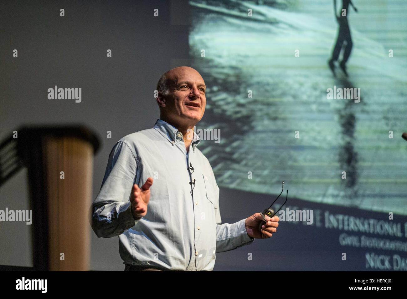Nick Danziger parler de son travail à la fête de la photographie documentaire, Aberystwyth Arts Centre Wales UK Banque D'Images