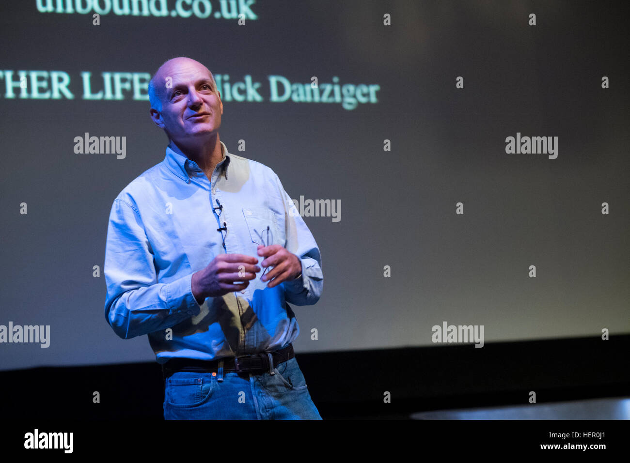 Nick Danziger parler de son travail à la fête de la photographie documentaire, Aberystwyth Arts Centre Wales UK Banque D'Images