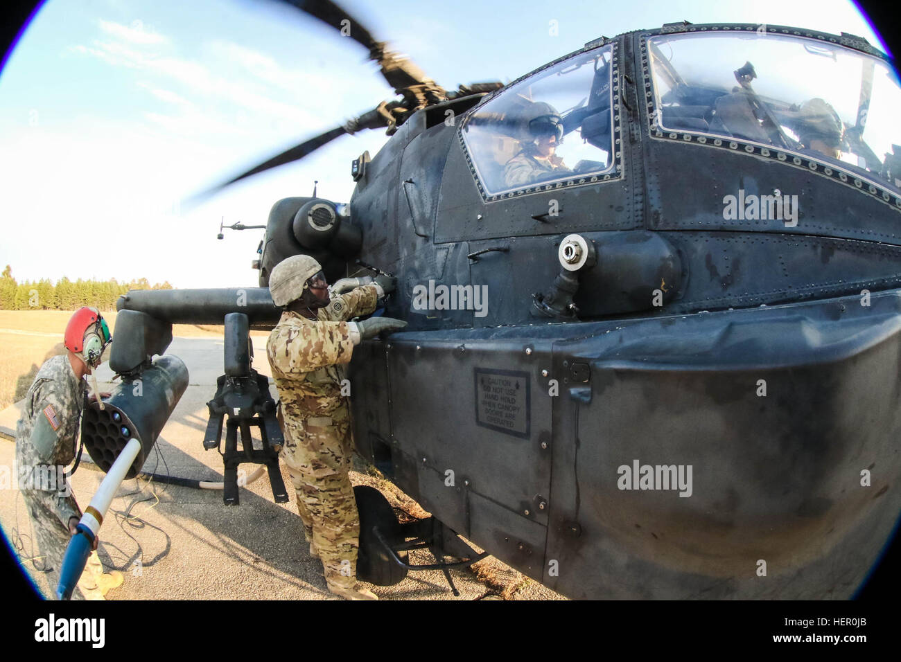 Deux soldats du 1er Bataillon de Reconnaissance sous forme d'attaque, 82e Brigade d'aviation de combat l'équipe de l'armement, des munitions et de la charge de carburant à l'avant se réarmer et de point de ravitaillement sur un Apache AH-64D au cours d'un exercice de tir aérien, à Fort A.P. Hill, en Virginie, le 26 octobre. (U.S. Photo de l'armée par le Sgt. Steven Galimore) me donner des munitions et carburant 161026-A-TD846-004 Banque D'Images