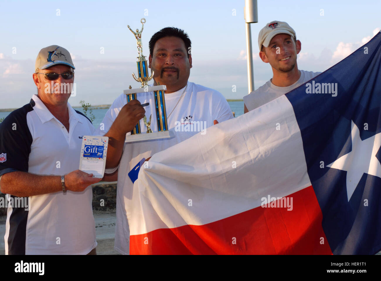 David Manzano (centre) et William Abrahams (droite) sont présentés par un trophée de la station navale des États-Unis à Guantanamo Bay, le moral du bien-être et de loisirs Installation Manager Craig pour Bâle, gagnant les côtes de porc et de poitrine de catégories de la MWR Barbecue Journée des anciens combattants de la concurrence, le 11 novembre. Les deux équipes de la station navale de Guantanamo et la Force opérationnelle a participé à l'événement. Guantanamo la foi mène sûr, humain, juridique et transparent le soin et la garde de détenus des combattants ennemis, y compris ceux qui ont été condamnés par une commission militaire et ceux commandés en liberté. La foi mène Guantanamo intellig Banque D'Images