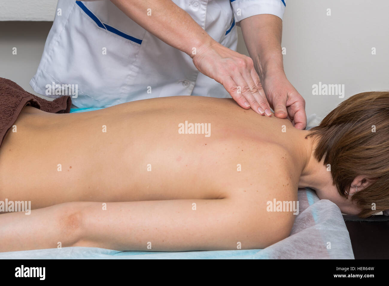Image d'un massage relaxant du dos donnant Masseuse Banque D'Images
