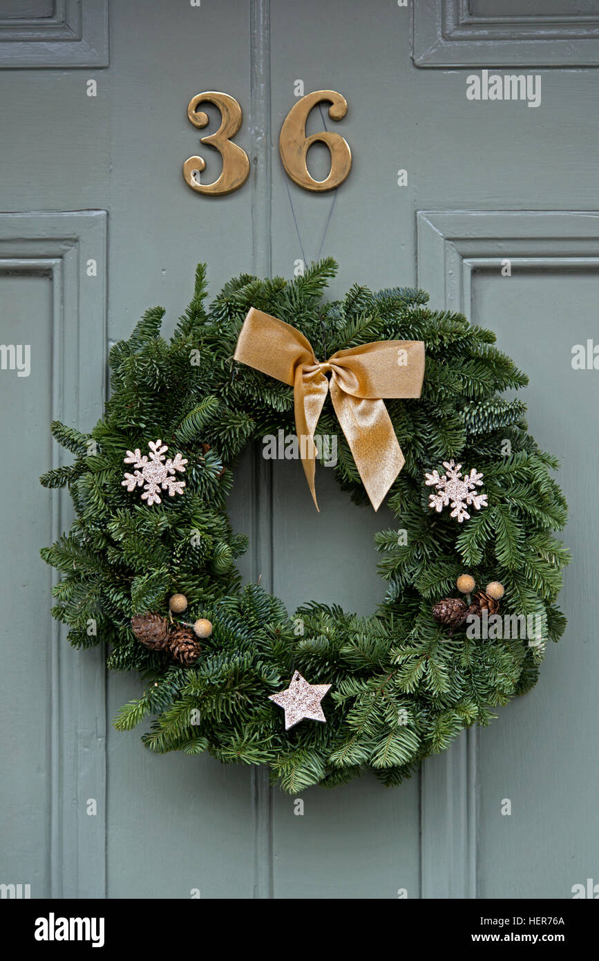 Couronne de Noël la décoration d'une porte dans la nouvelle ville d'Édimbourg. Banque D'Images