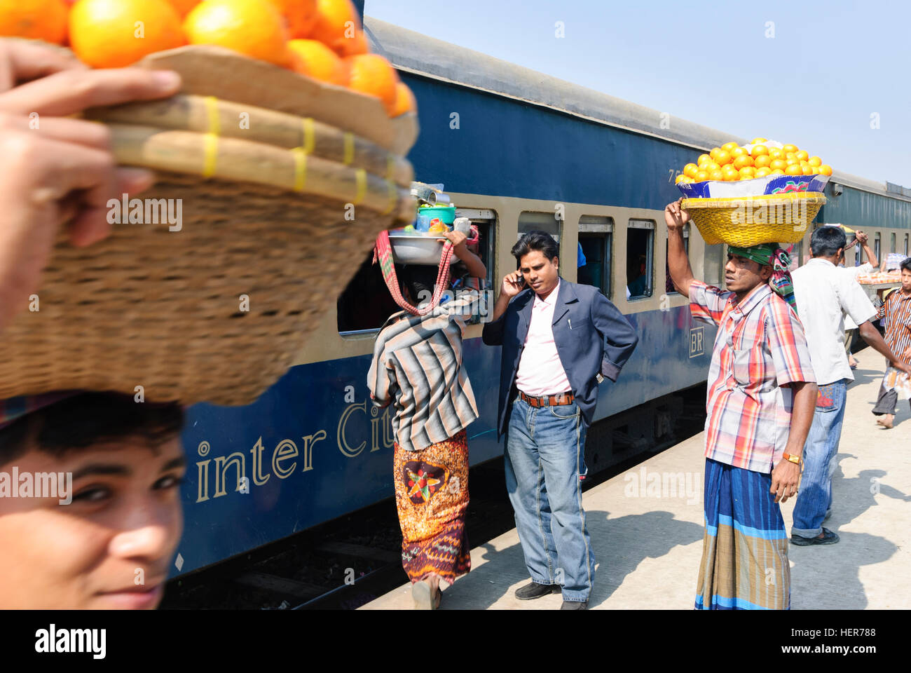 Akhaura : train Intercity dans la station, snack-vendeur avec de la nourriture sur la tête, la division de Chittagong, Bangladesh Banque D'Images