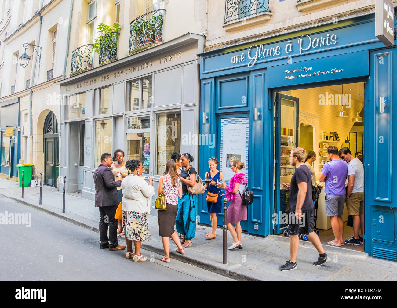 Scène de rue en face d'une glace à paris ice cream parlour Banque D'Images