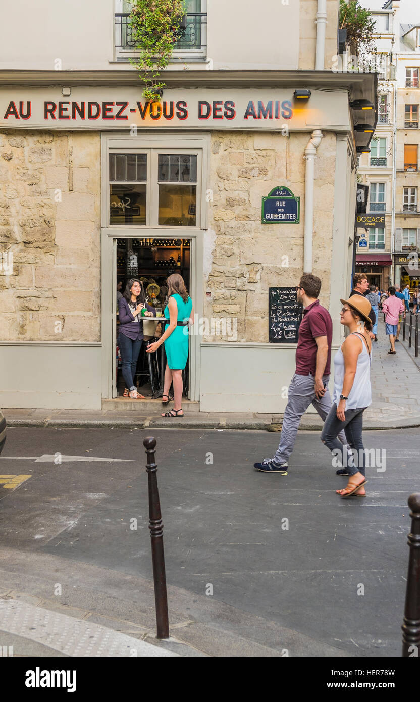 Scène de rue en face de au rendez-vous des amis Banque D'Images