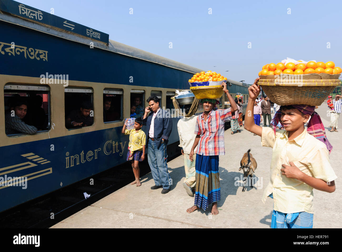 Akhaura : train Intercity dans la station, snack-vendeur avec de la nourriture sur la tête, la division de Chittagong, Bangladesh Banque D'Images