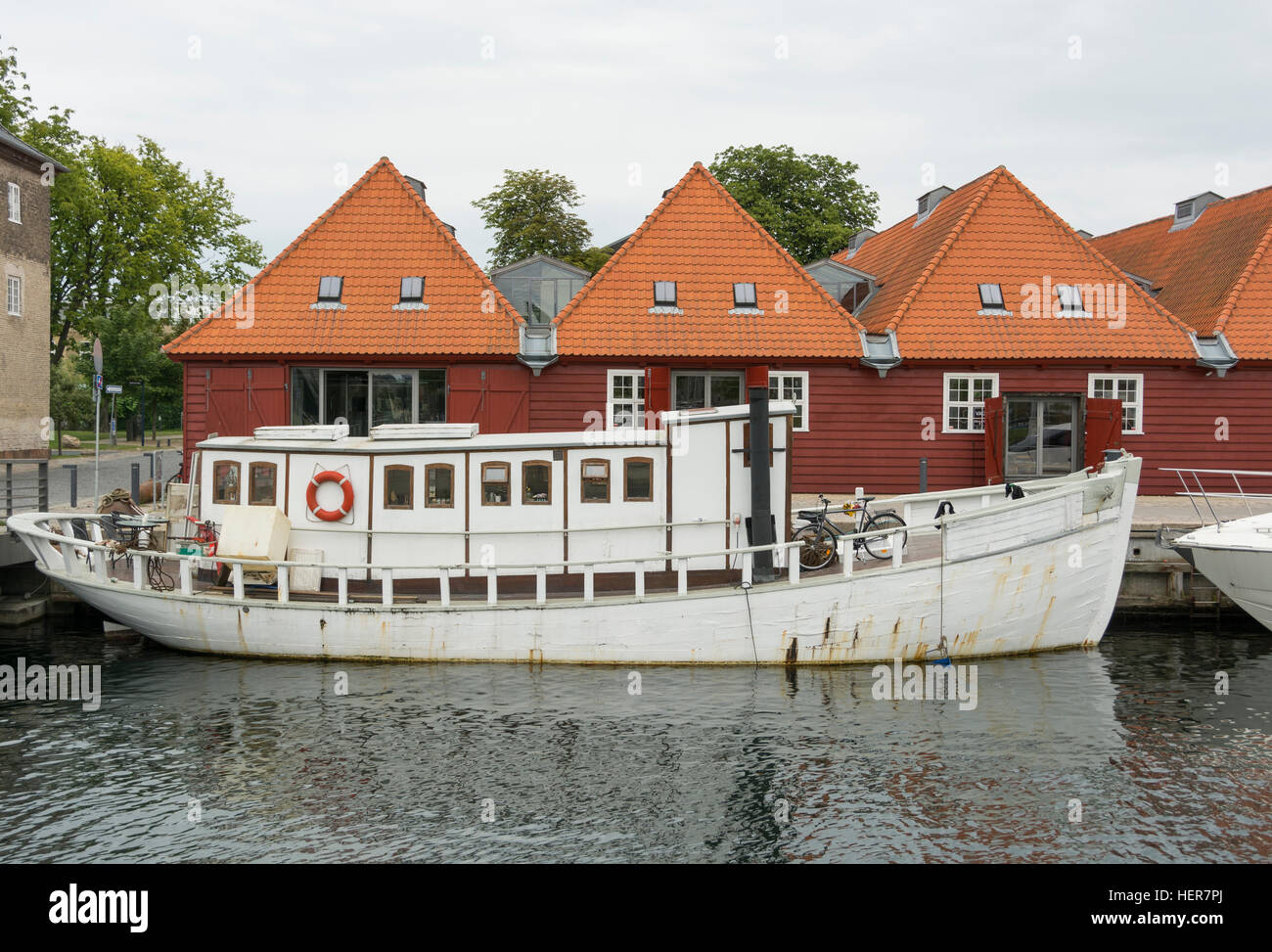 Bâtiments et bateaux le long des canaux de Copenhague, Danemark Banque D'Images