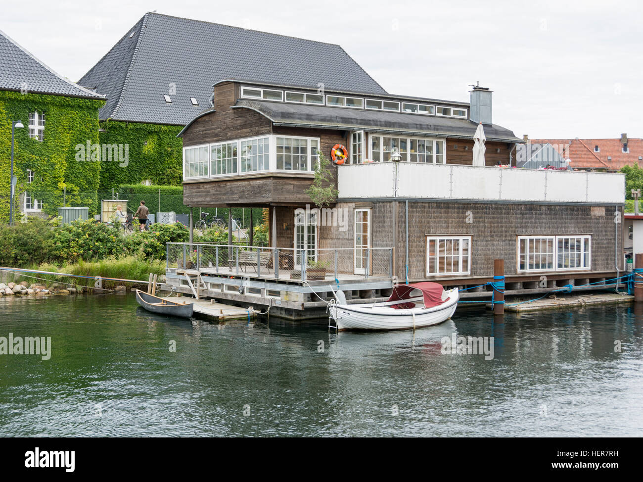 Péniche surle canaux de Copenhague, Danemark Banque D'Images