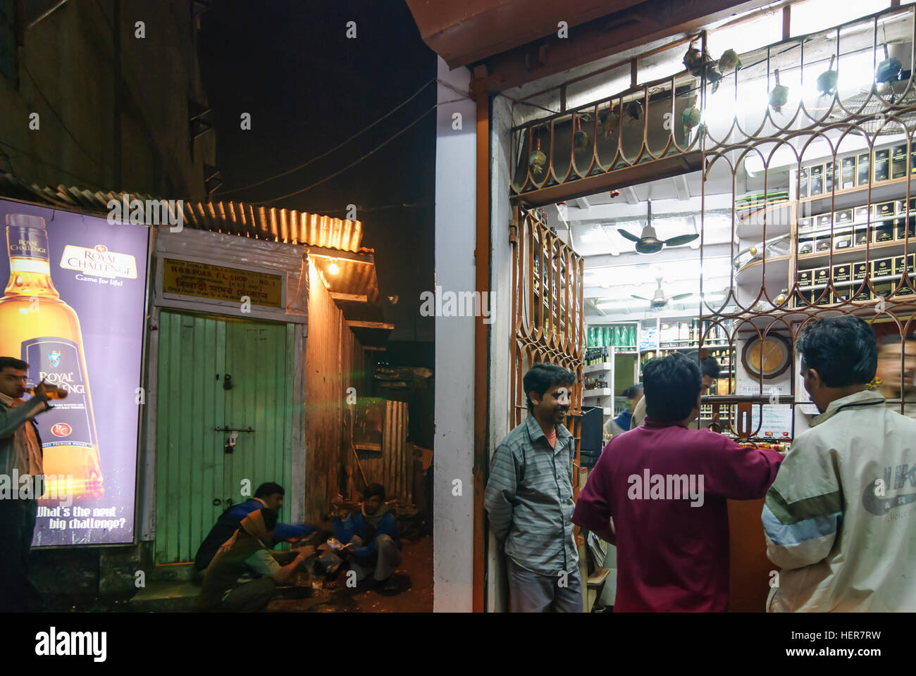 Agartala : Boutique d'alcool, liqueur, Tripura, Inde Banque D'Images