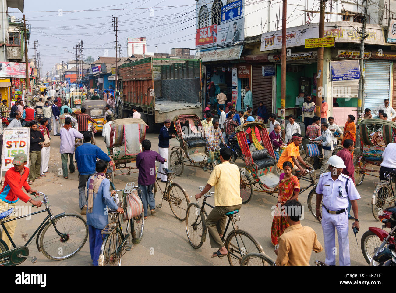 Agartala : Police essaie d'organiser un embouteillage, Tripura, Inde Banque D'Images