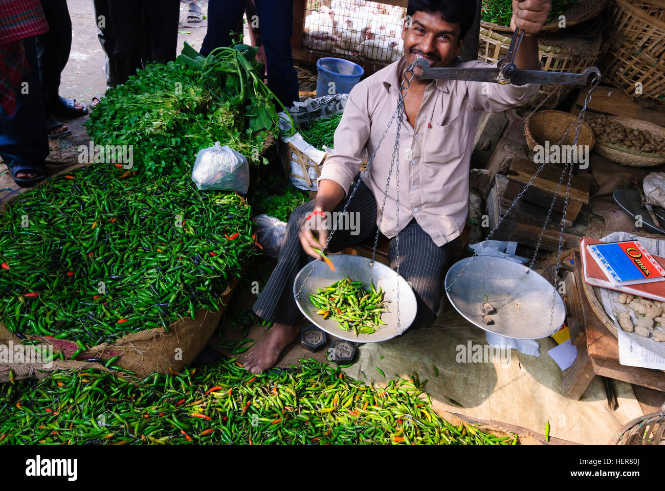 Agartala : Trader avec le piment dans un marché, Tripura, Inde Banque D'Images