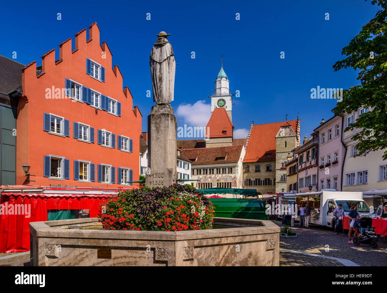 Allemagne, Bade-Wurtemberg, le lac de Constance, Überlingen, Hofstatt avec Suso-Brunnen (fontaine) et minster Banque D'Images