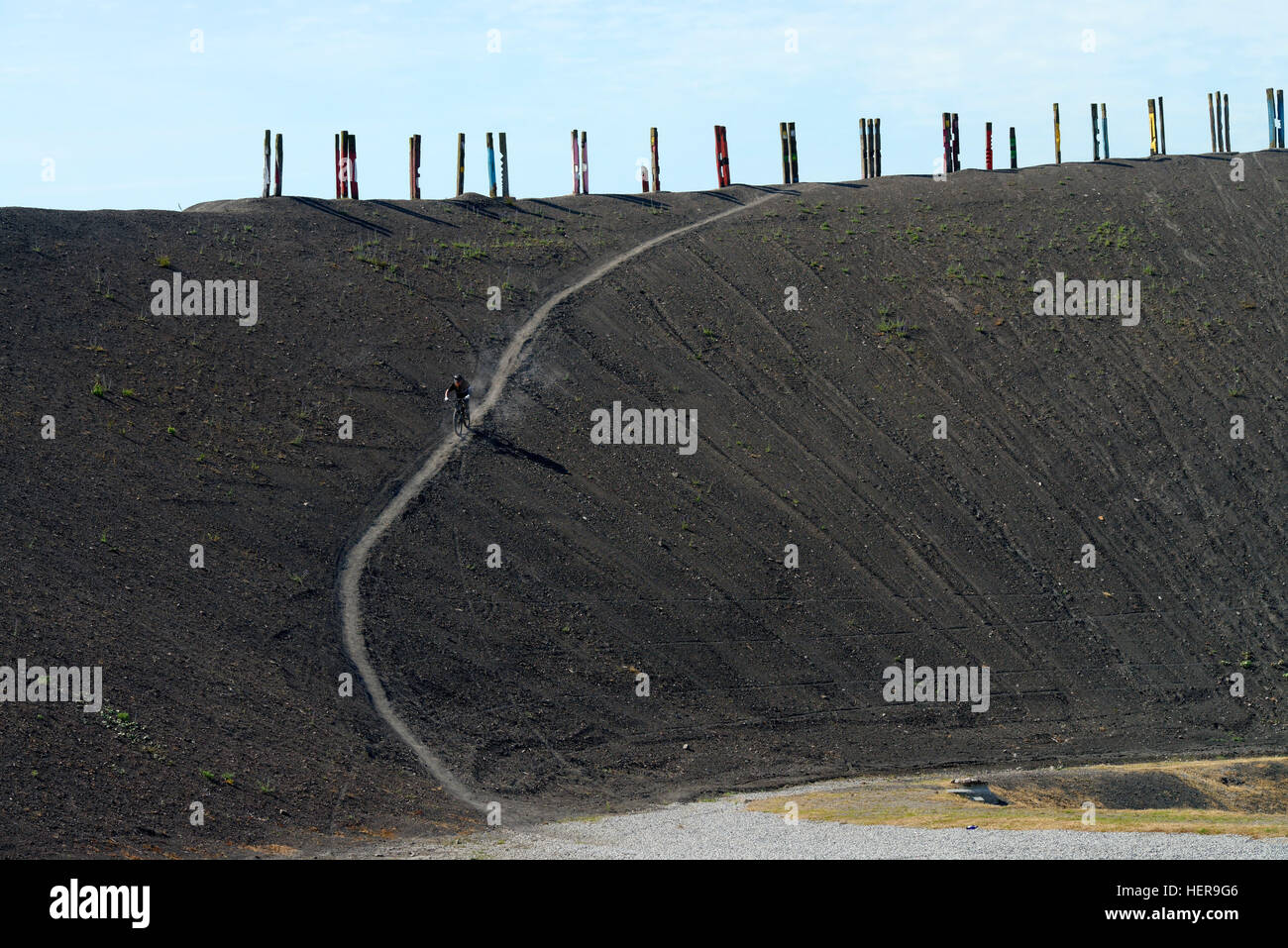 Du vélo de montagne sur le Hanielhalde, l'installation de l'Augustin peintre basque Ibarrola, oeuvre d'art faite de 100 traverses de chemin de fer, Bottrop, Rhénanie du Nord-Westphalie, Allemagne, Europe Banque D'Images