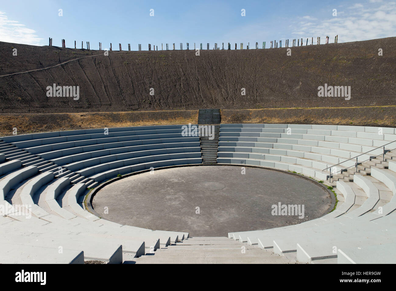 Hanielhalde / stock Haniel, l'installation de l'Augustin peintre basque Ibarrola, graphismes, 100 traverses de chemin de montagne avec l'Arena, Bottrop, Rhénanie du Nord-Westphalie, Allemagne, Europe Banque D'Images